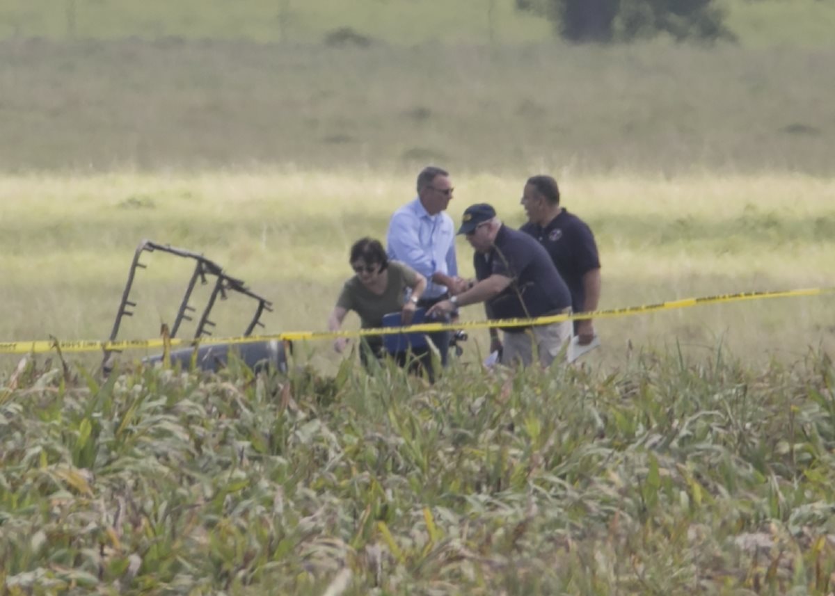 Autoridades inspeccionan una parte del globo aerostático siniestrado en Texas, EE. UU. (Foto Prensa Libre: AP).