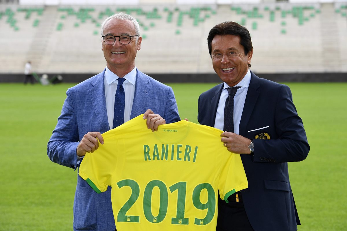 Claudio Ranieri posa con Waldemar Kita, dueño del Nantes, en su presentación como técnico. (Foto Prensa Libre: AFP)