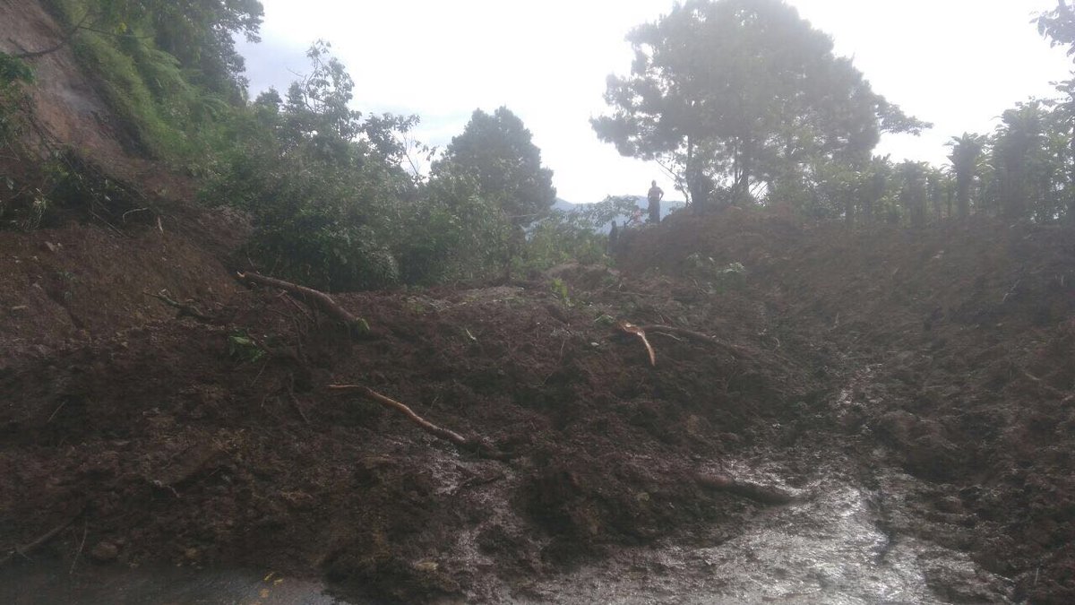 Derrumbe en ruta a Colomba Costa Cuca. (Foto Prensa Libre: Stereo100Xela)