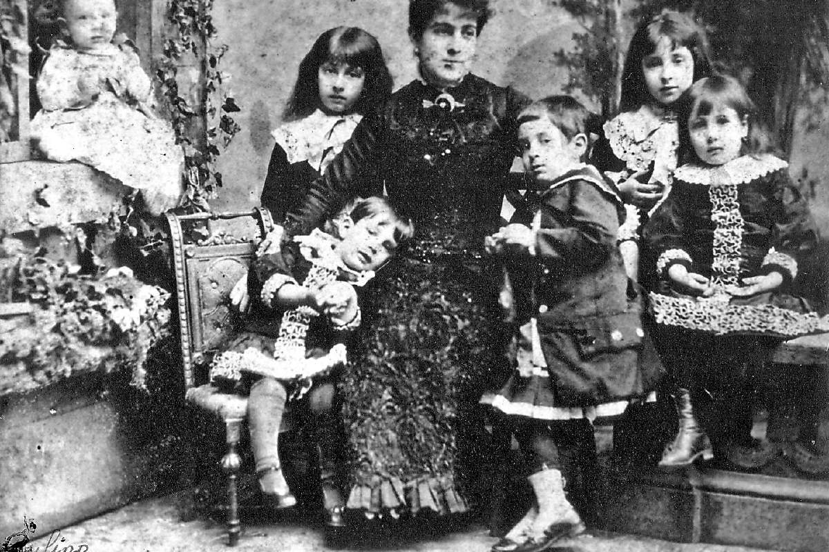 Elena, a los ocho años, de pie al lado derecho de su madre. 