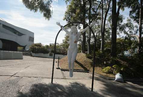 Vista de la escultura No al  femicidio (2012), en  el lapso que se colocó en el Teatro Nacional.