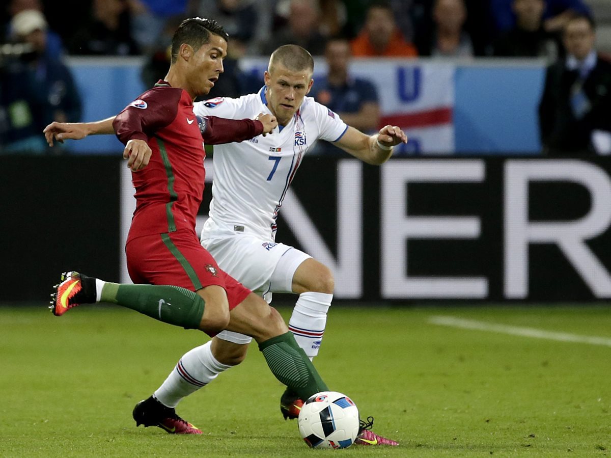 Cristiano Ronaldo en acción durante el partido de este martes. (Foto Prensa Libre: EFE)