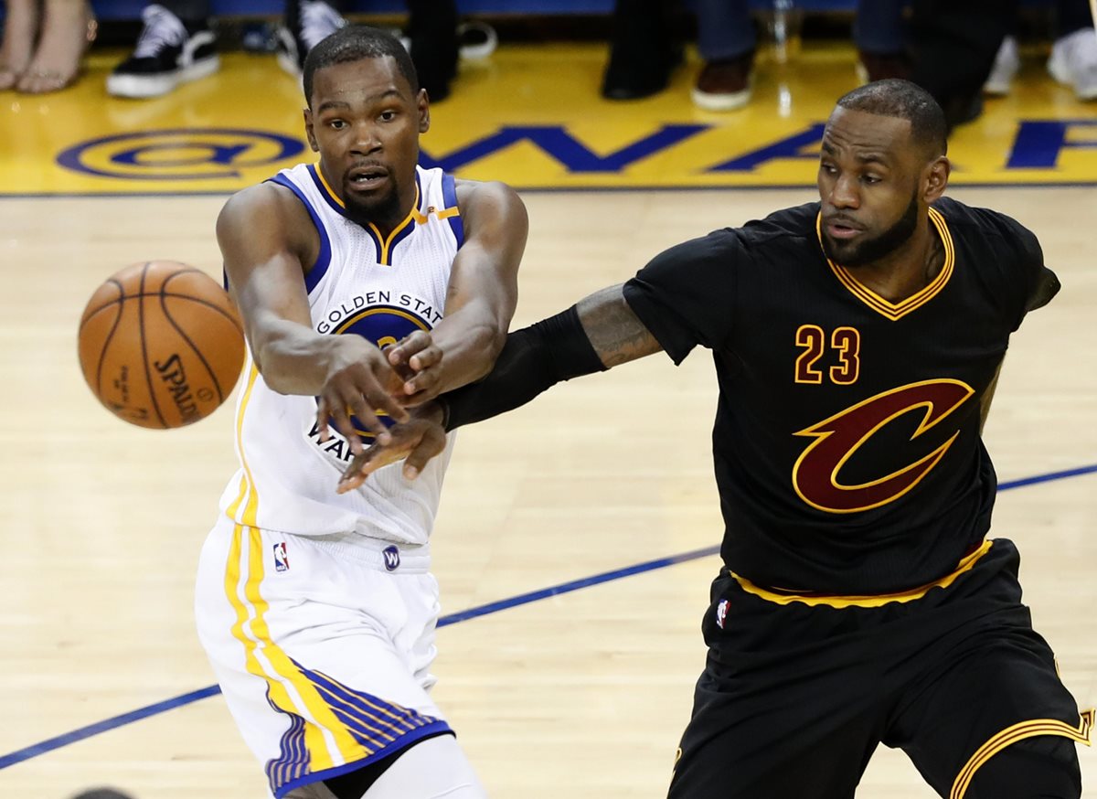 Kevin Durant intenta superar a LeBron James durante el segundo juego de la final de la NBA. (Foto Prensa Libre: AFP)