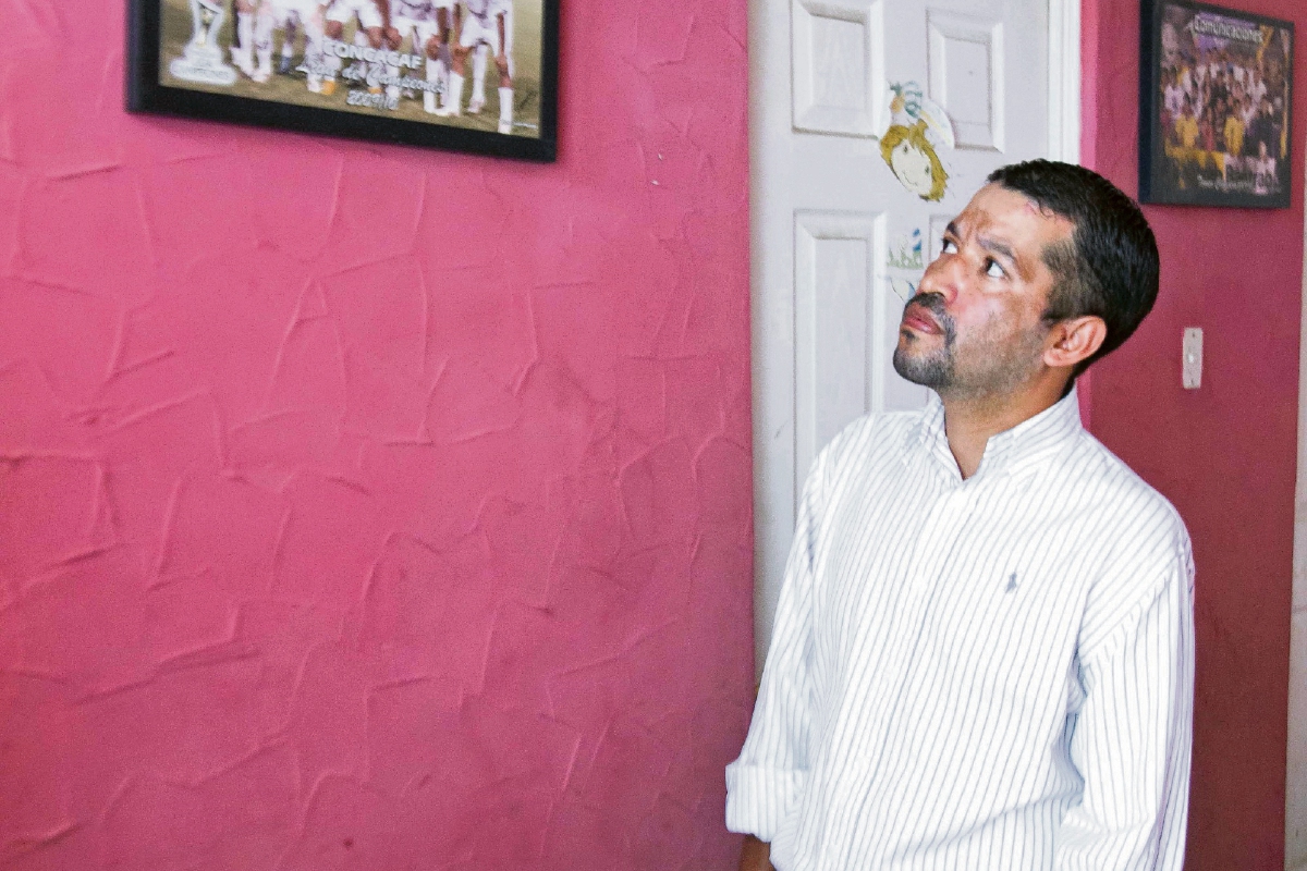 Para contribuir en el tratamiento del exjugador Luis Bradley está disponible la cuenta monetaria del Banco Industrial 007-549169-1, a nombre de Glenda Carranza. (Foto Prensa Libre: Norvin Mendoza)