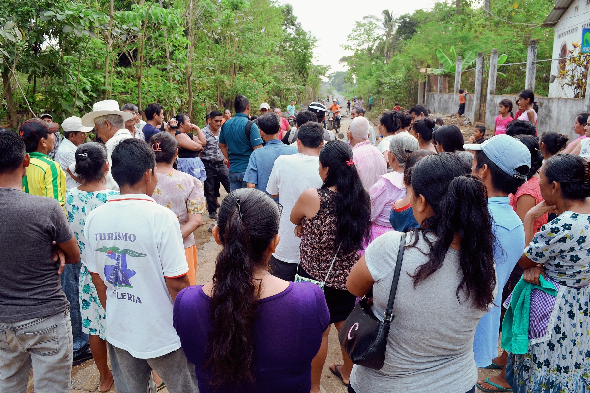 Pobladores de la cabecera de Retalhuleu discuten con integrantes del Cocode, debido al cierre de una calle. (Foto Prensa Libre: Jorge Tizol)