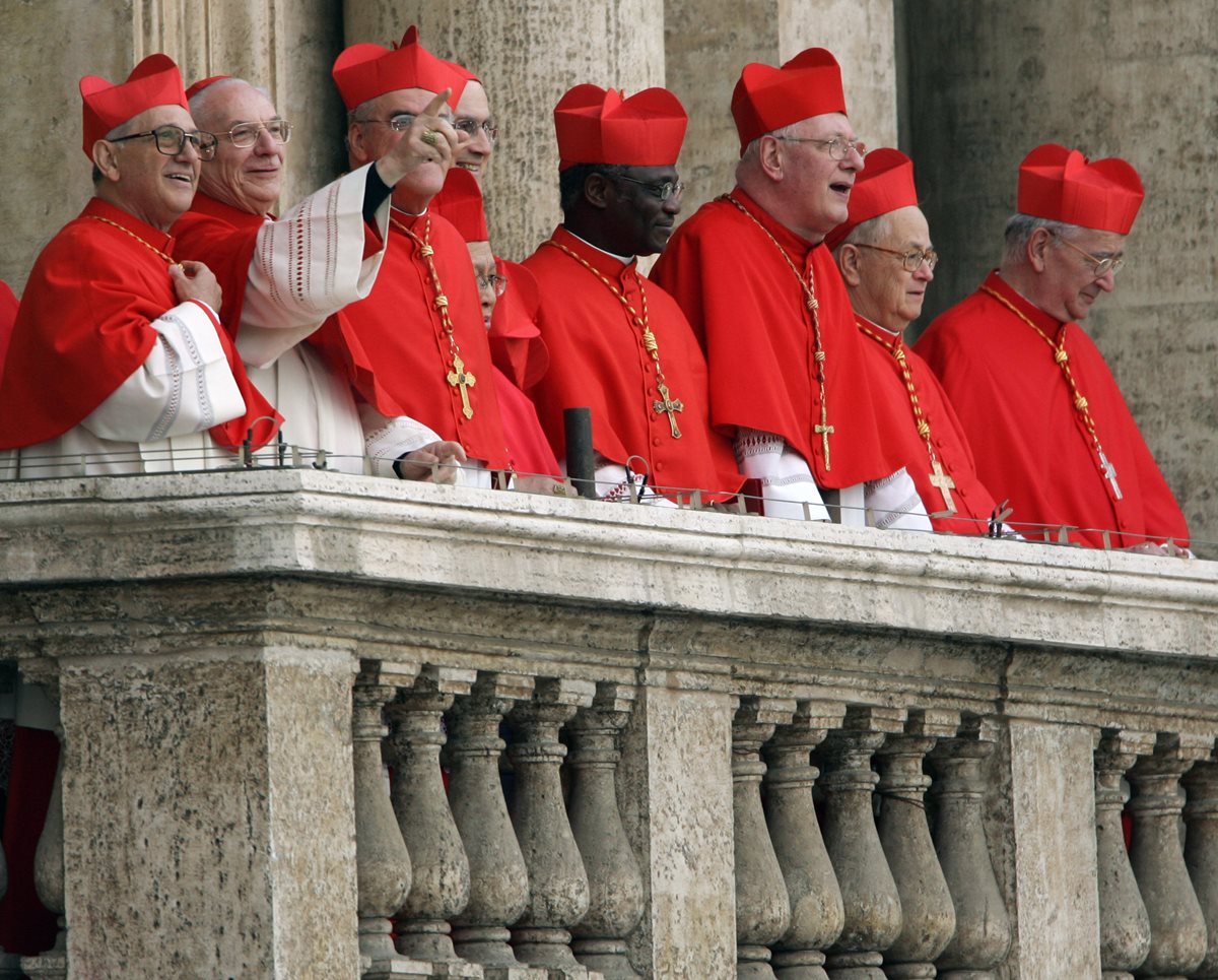 El cardenal guatemalteco Rodolfo Quezada Toruño, a la derecha, participó en el cónclave que eligió al papa Benedicto XVI el 19 de abril de 2005. (Foto: AFP)