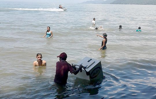 Veraneantes pueden disfrutar de un helado mientras se bañan en Playa Dorada. (Foto Prensa Libre: Dony Stewart).