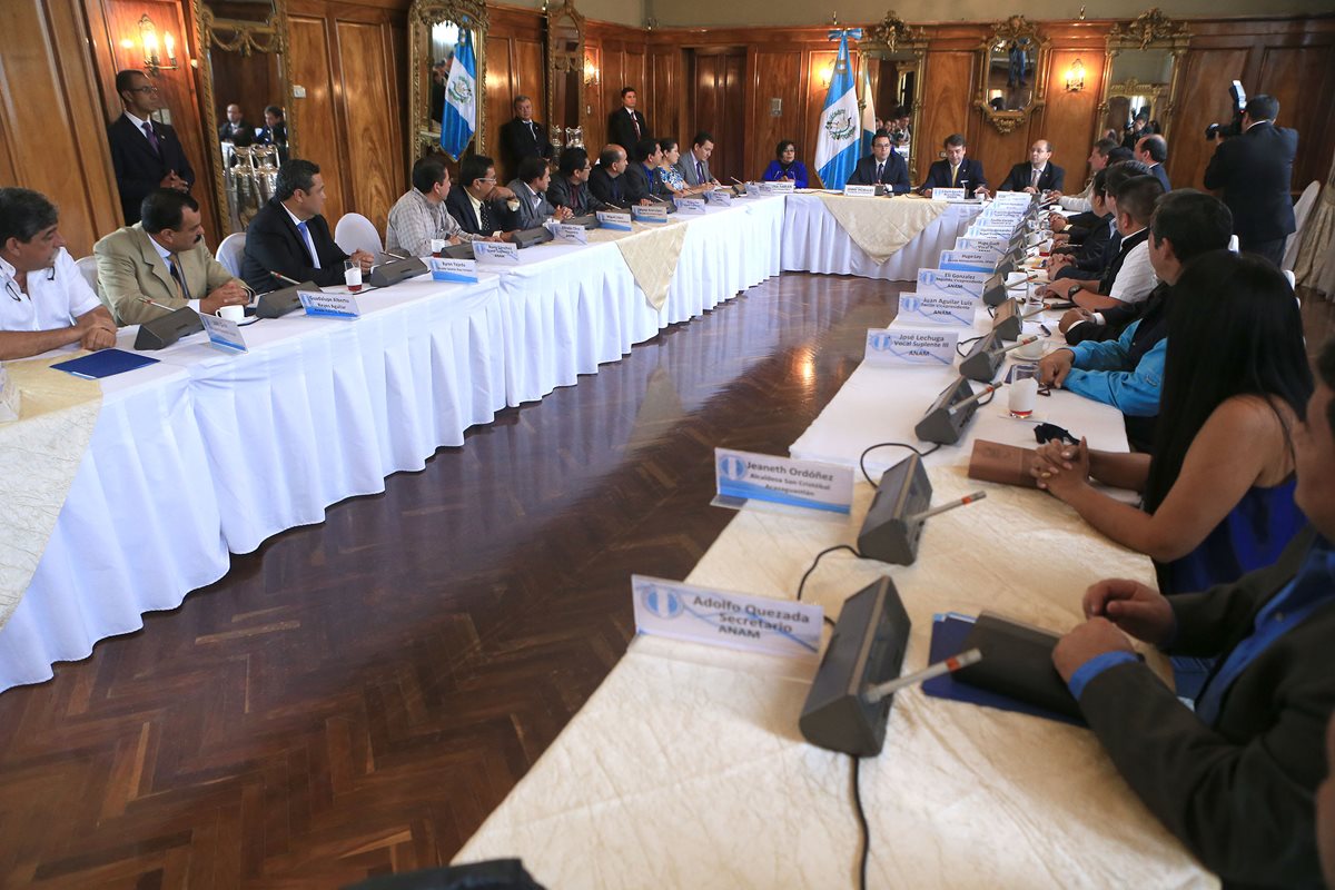 Modificaciones a impuestos y situado constitucional servirían para pagar deudas de comunas. (Foto Prensa Libre: Cortesía Presidencia)