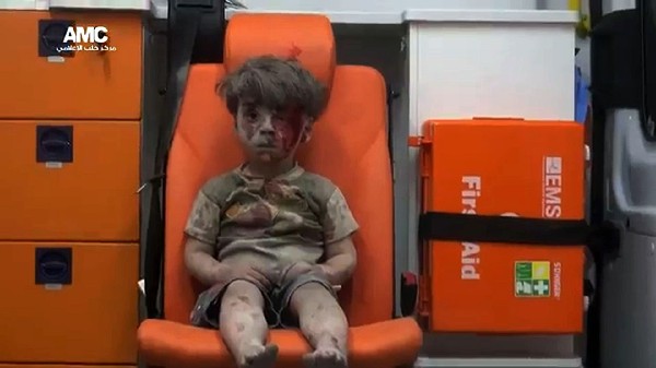 Omran Daqneesh fue rescatado de entre los escombros tras un ataque aéreo en Alepo. (Foto Prensa Libre:AP).