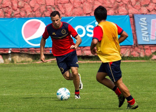 Marco Pappa durante el entrenamiento de los escarlatas. (Foto Prensa Libre: Norvin Mendoza).