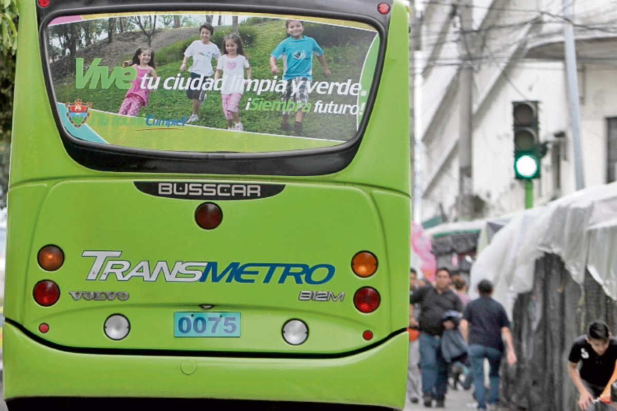 el alcalde Arzú figura en varios videos que se emiten en las unidades del Transmetro.