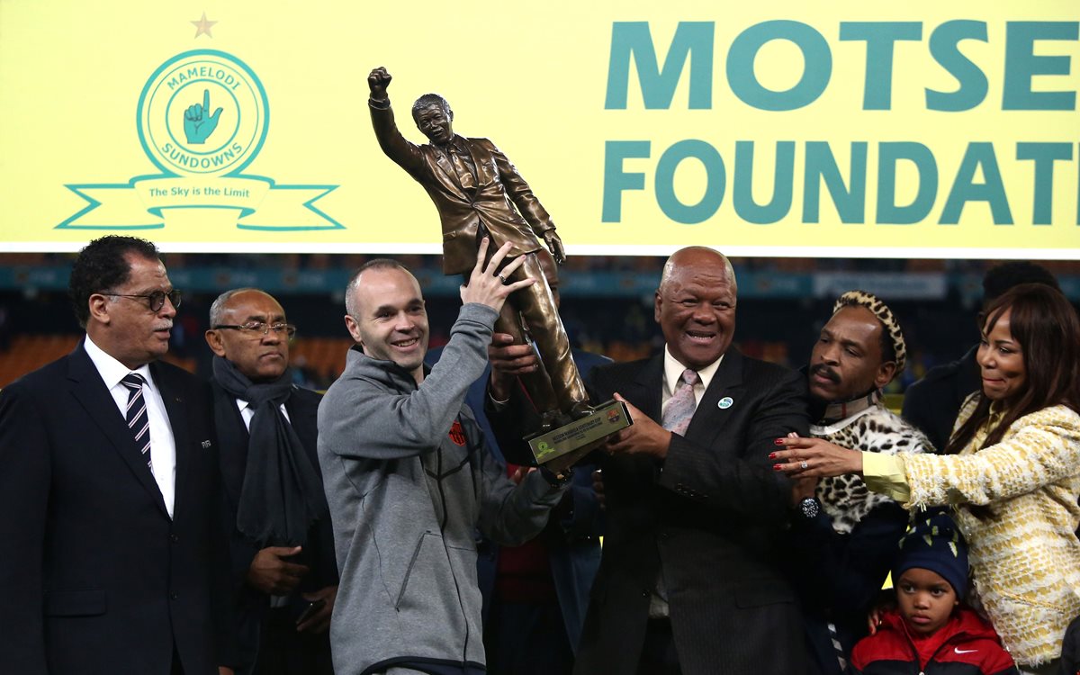 Andrés Iniesta levanta el trofeo conseguido por el Barcelona este miércoles. (Foto Prensa Libre: AFP)