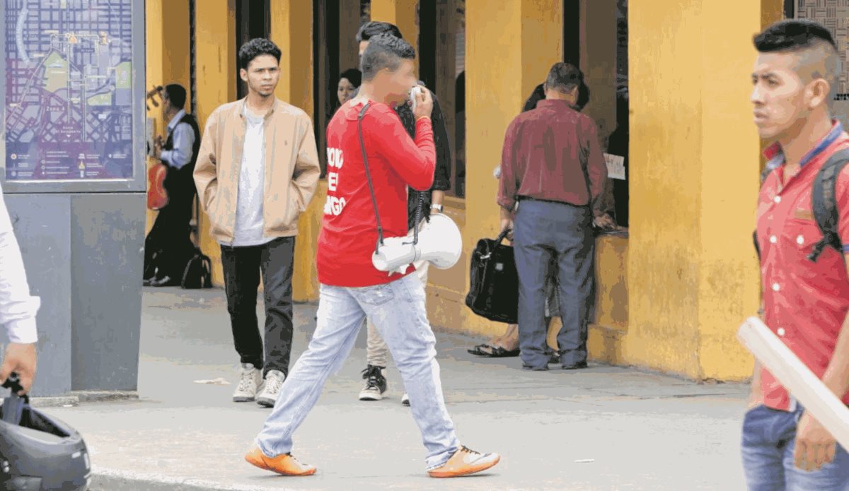 Los vendedores de números de Bono El Amigo, Bono Entre Amigos y Bono Los Amigos no tienen lugares fijos para ofrecer billetes de su lotería, y utilizan megáfonos en las calles para explicar el mecanismo para ganar varios premios.