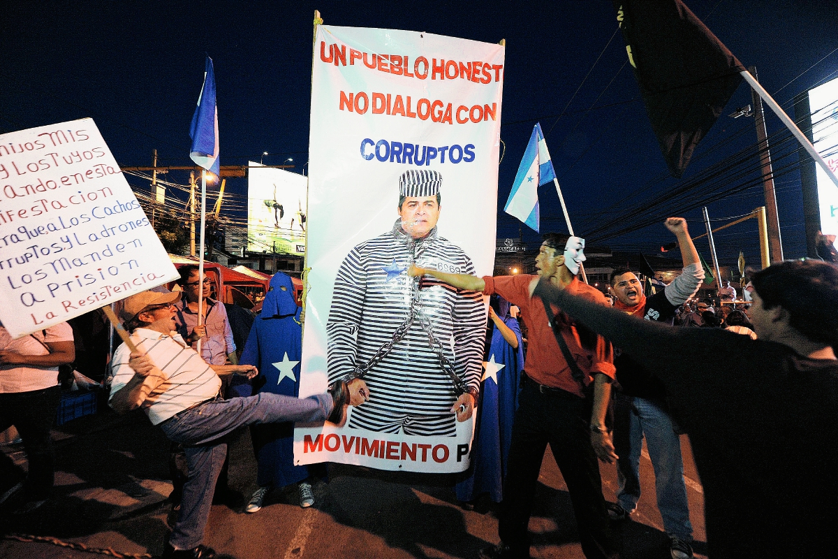 Los manifestantes conocidos como "indignados" - los indignados - marcha en demanda de la renuncia del presidente de Honduras, Juan Orlando Hernández acusado de corrupción. (Foto Prensa Libre:AFP).