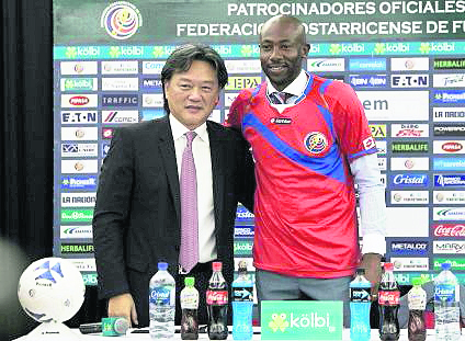 Eduardo Li en la presentación del extécnico de la Selección de Costa Rica, Paulo César Wanchope. (Foto Prensa Libre: EFE)