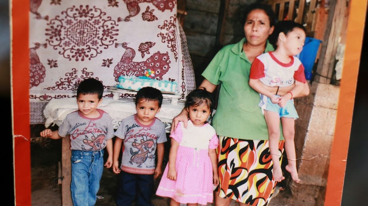 Foto del archivo familiar en la que se observa a Carmen, quien tiene en brazos a Bernabé, uno de los cuatrillizos que necesita un medicamento para toda la vida. No siempre la madre lo puede adquirir por la falta de dinero. (Foto Prensa Libre: Cristian Icó Soto)