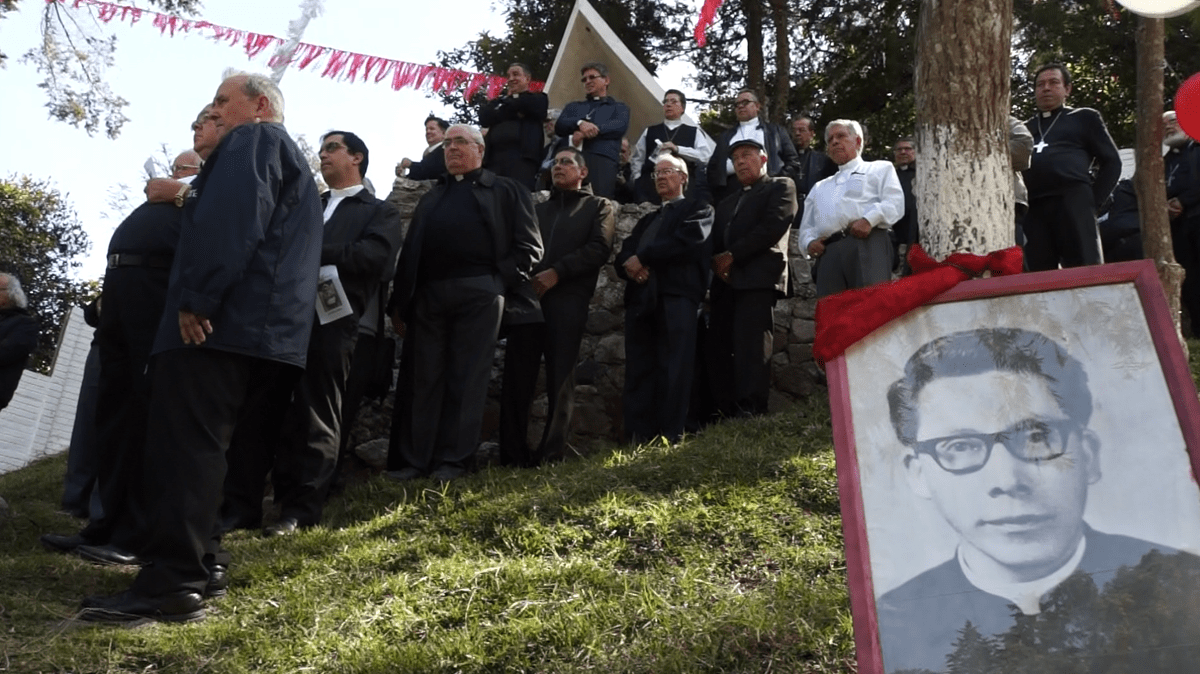 Obispos centroamericanos visitan el lugar donde fue asesinado el padre Hermógenes, hace 38 años, en San José Pinula. (Foto Prensa Libre: Gabriela López)