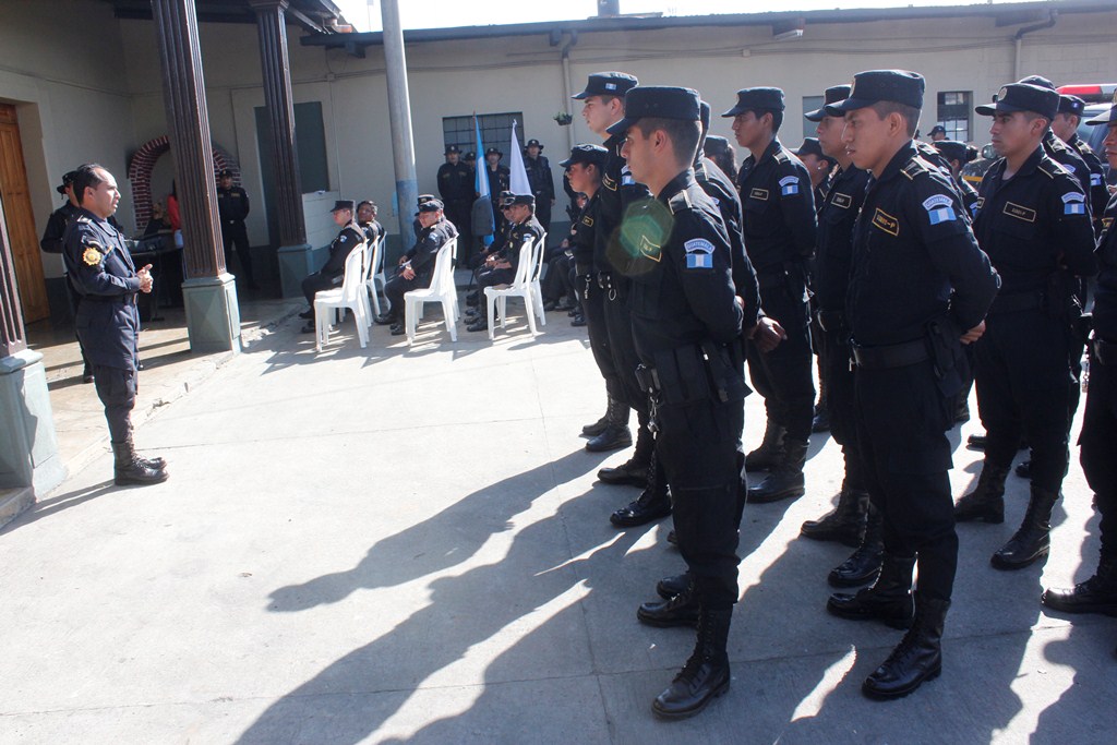 Parte del grupo de agentes de la PNC que fue enviado para brindar seguridad en Chimaltenango. (Foto Prensa Libre: Víctor Chamalé).