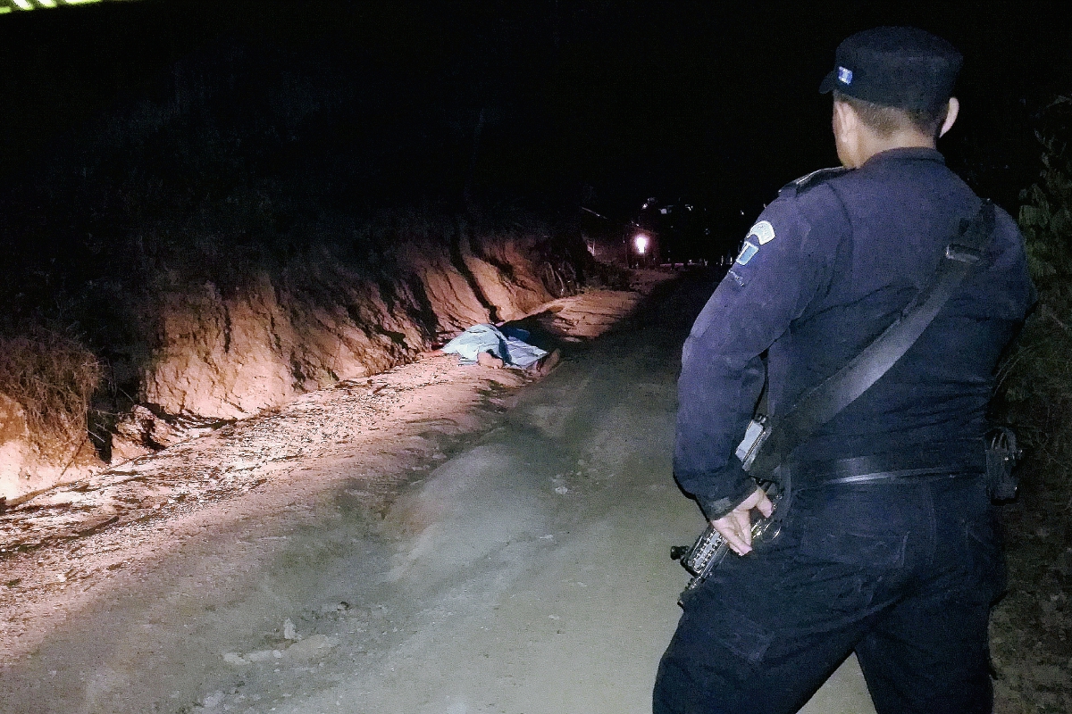 El crimen fue cometido en el camino hacia la aldea El Guaje, Jalapa. (Foto Prensa Libre: Hugo Oliva)