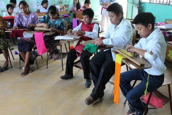 Estudiantes de la comunidad Nueva Vida, San Lucas Tolimán, elaboran diversas prendas. (Foto Prensa Libre: Édgar Sáenz) <br _mce_bogus="1"/>