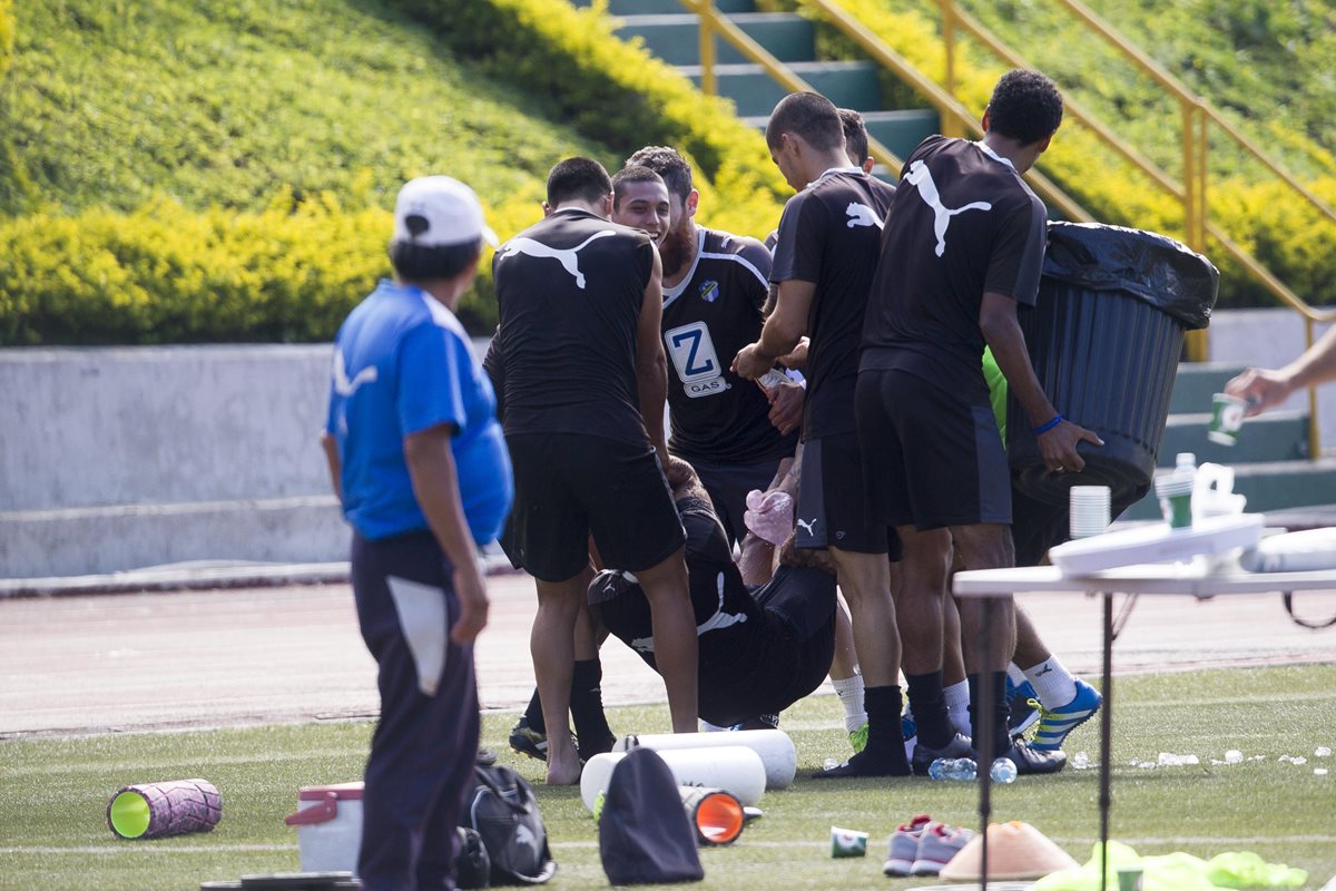 La tradicional celebración de los jugadores cremas en el cumpleaños de Carlos Mejia. (Foto Prensa Libre: Norvin Mendoza).