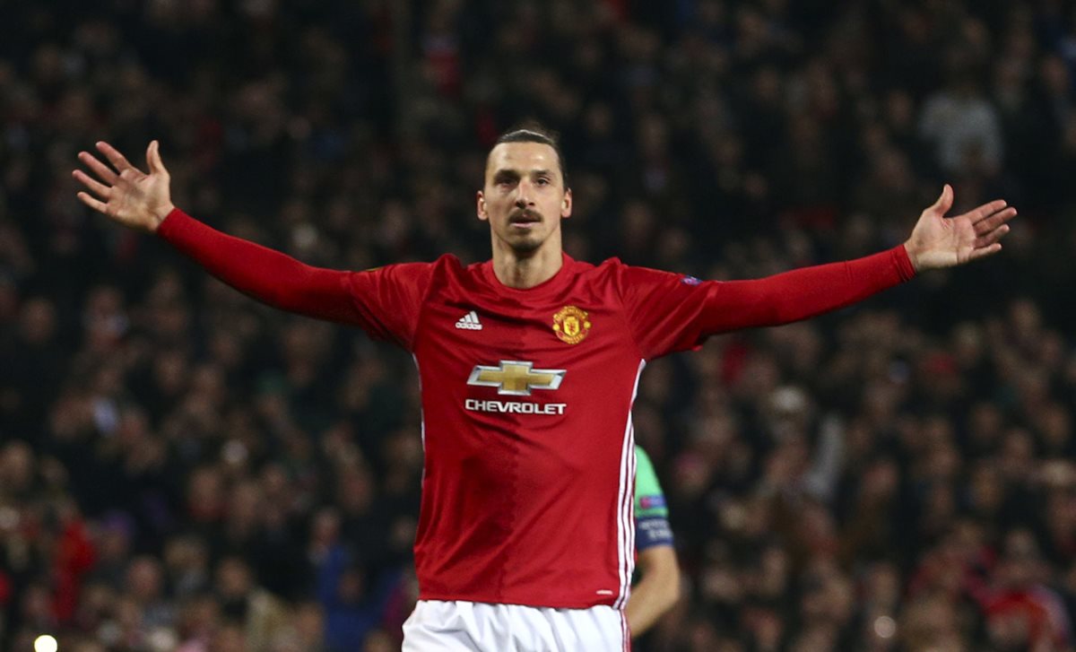 Zlatan Ibrahimovic fue la figura del Manchester United al anotarle un triplete al Saint Etienne. (Foto Prensa Libre: AP)