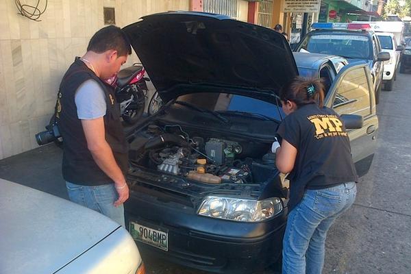 Elementos del MP examinan el vehículo en el que se transportaban los detenidos (Foto Prensa Libre: DANLO LÓPEZ).