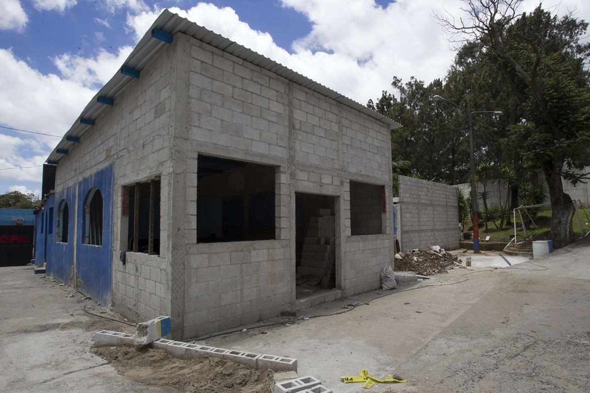 En el interior del Estadio El Trébol se realizan mejoras para la comodidad de los equipos visitantes y árbitros. (Foto Prensa Libre: Norvin Mendoza)