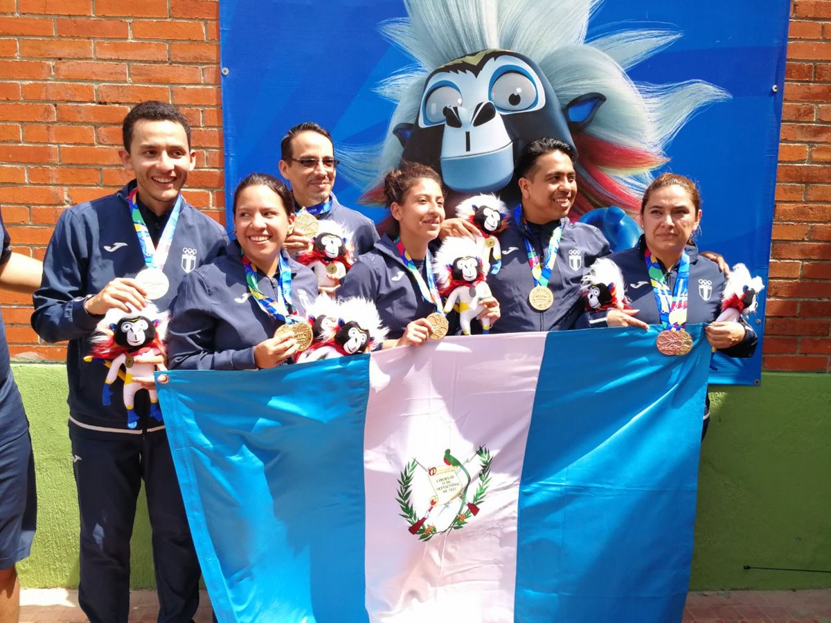 Los tiradores guatemaltecos en las ramas femenina y masculina, que conquistaron el oro este jueves. (Foto Prensa Libre: Carlos Vicente)