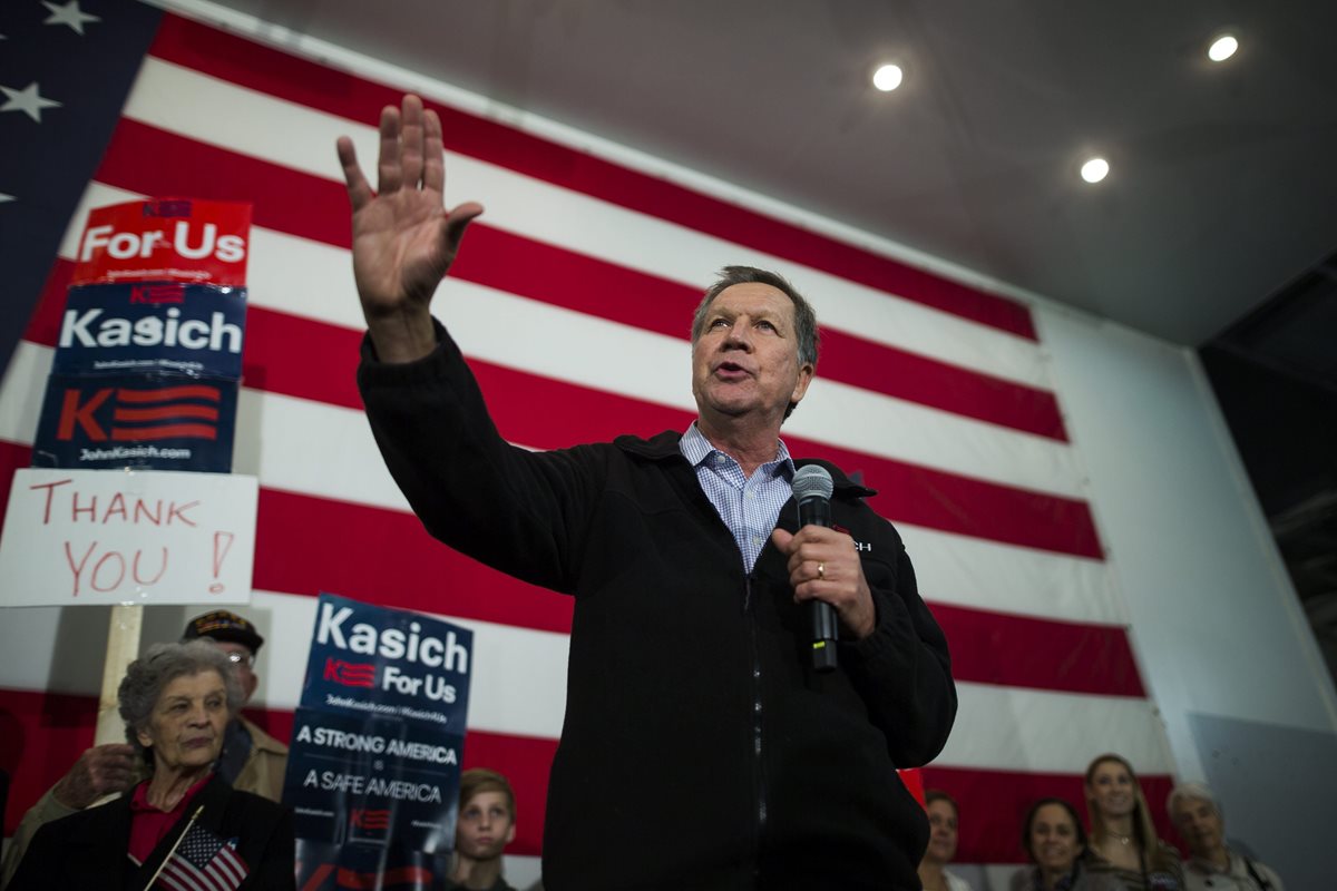 John Kasich, durante un discurso en Carolina del Sur. El gobernador de Ohio se retirará de la contienda ante sus desastrosos números. (Foto Prensa Libre: EFE).