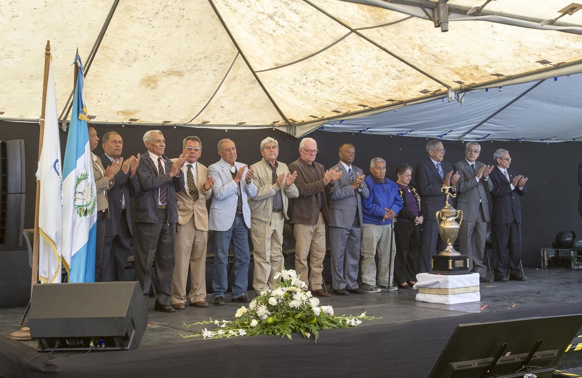 Los integrantes de la Selección Nacional que ganó el Norceca de 1,967 aplauden durante el acto de conmemoración.