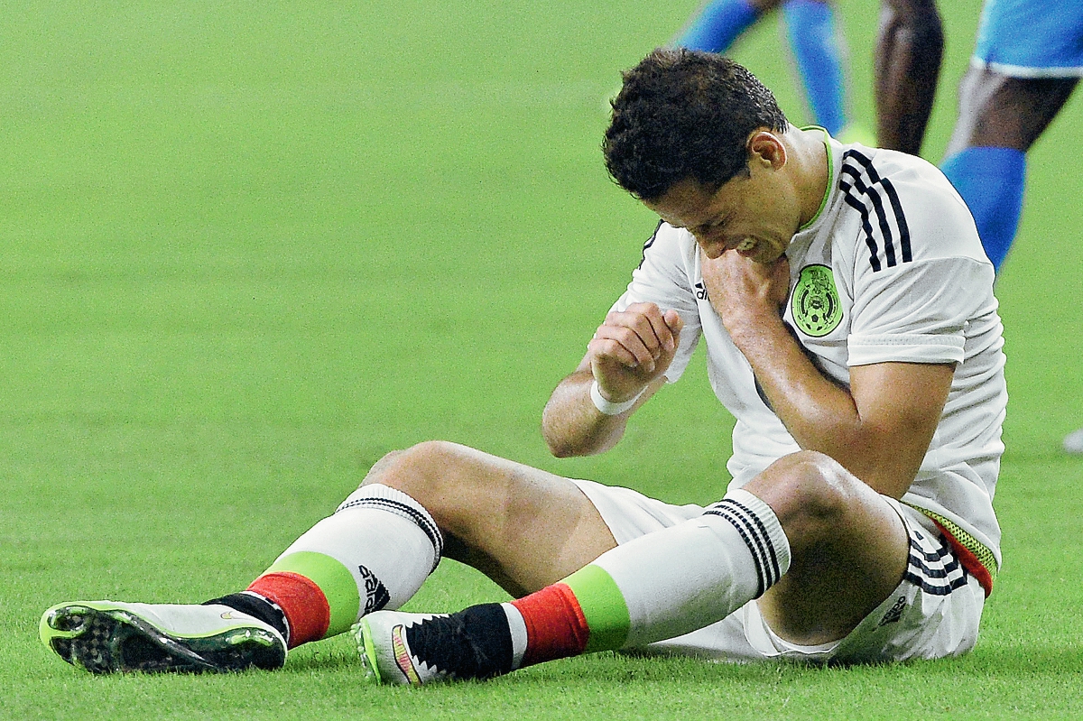 Javier Chicharito Hernández muestra su dolor tras sufrir una lesión durante un partido amistoso entre la selección mexicana y la hondureña. (Foto Prensa Libre: EFE)