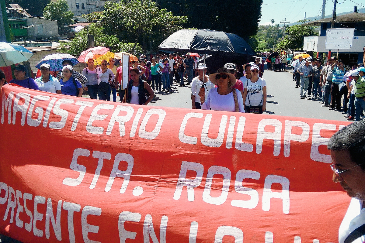 Docentes caminan por el km 65 de la ruta a El Salvador, en Cuilapa, Santa Rosa. (Foto Prensa Libre: Oswaldo Cardona)