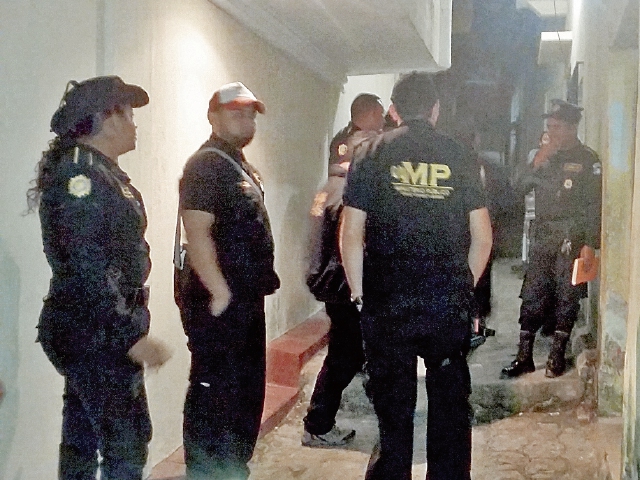 Peritos del Ministerio Público recaban evidencias en casa del menor fallecido. (Foto Prensa Libre: Rigoberto Escobar).