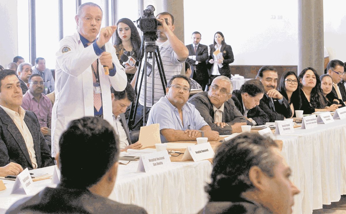 El director del Hospital Roosevelt, Carlos Soto, expone los problemas que afronta esa institución por la deuda, lo que afecta el abastecimiento.(Foto Prensa Libre: Estuardo Paredes)