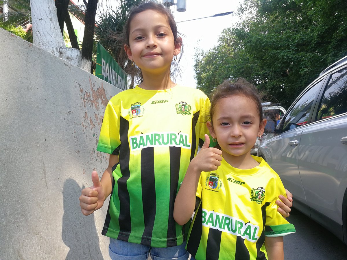 Las hermanas Zoe y Thaís Marroquín llegaron a apoyar a Guastatoya.