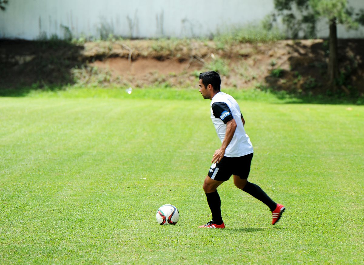 Víctor Alexis Matta conduce el esférico en el entreno de la Bicolor de este miércoles en el Proyecto Goal (Foto Prensa Libre: Edwin Fajardo)