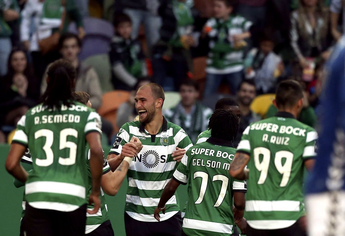 Con veinticuatro goles marcados en la Liga lusa, el delantero holandés Bas Dost, que milita en el Sporting de Portugal, es un adversario de peso para el argentino Leo Messi. (Foto Prensa Libre: AFP)