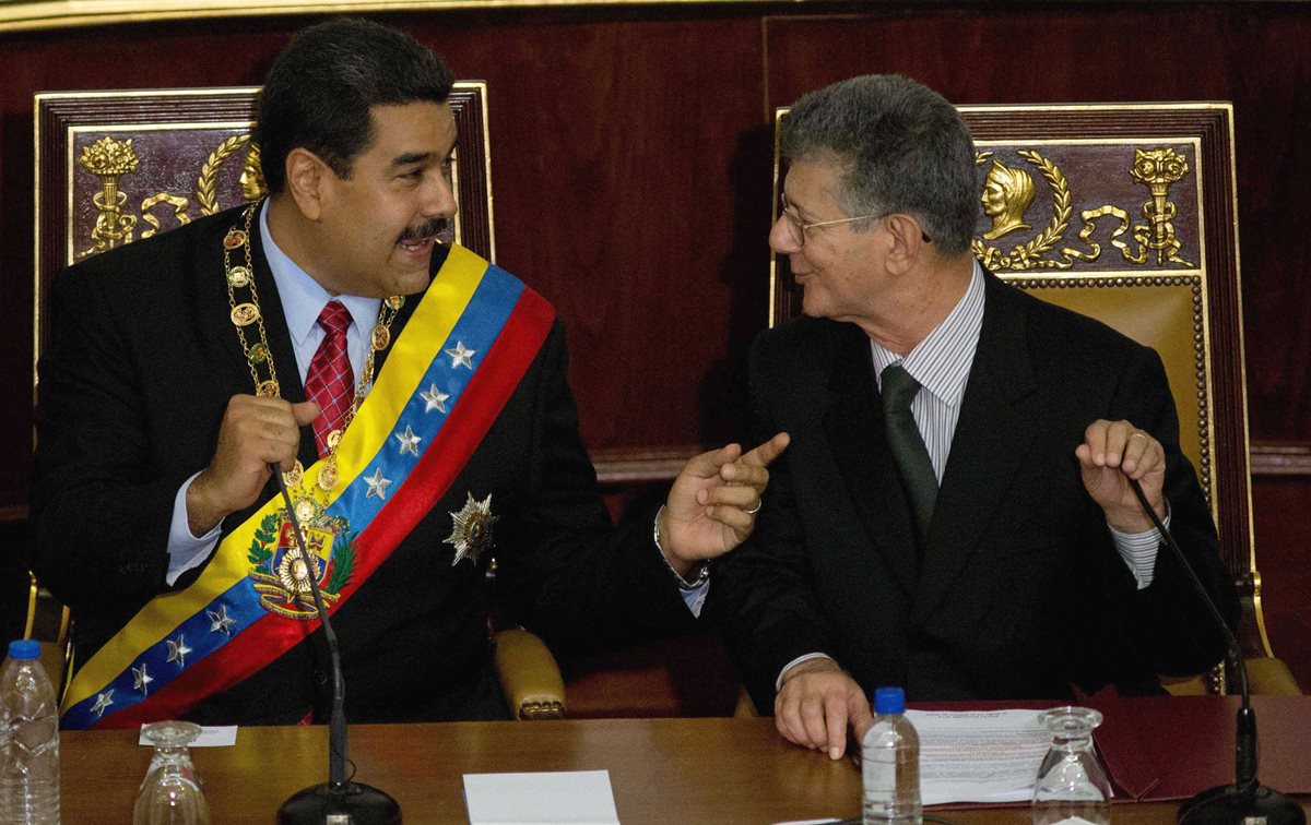 El presidente Nicolás Maduro (izquierda), habla y se ríe con su acérrimo rival politico, el presidente del Congreso Henry Ramos (der). (Foto Prensa Libre: AP).