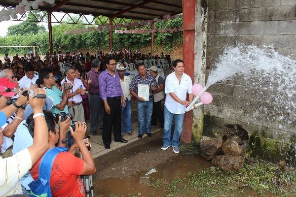 Vecinos y autoridades, en la inauguración del servicio de agua en la aldea La Ceiba Tres.