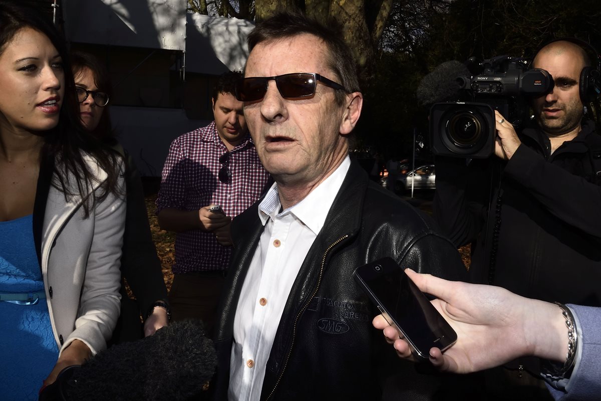 El exbaterista de AC/DC, Phil Rudd sale de la Corte de Distrito, donde fue llamado por violar las condiciones de su sentencia de 8 meses en casa de detención. (Foto Prensa Libre: AFP)