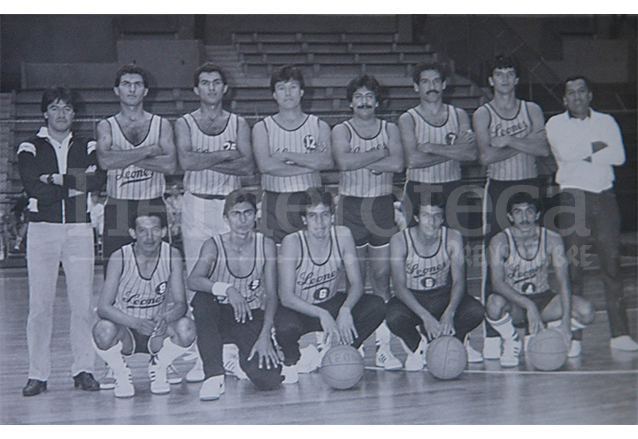 Arjona formo? parte del equipo Leones de Marte. En la foto, es el segundo de derecha a izquierda en la fila de los que esta?n de pie. (Foto: Hemeroteca PL)