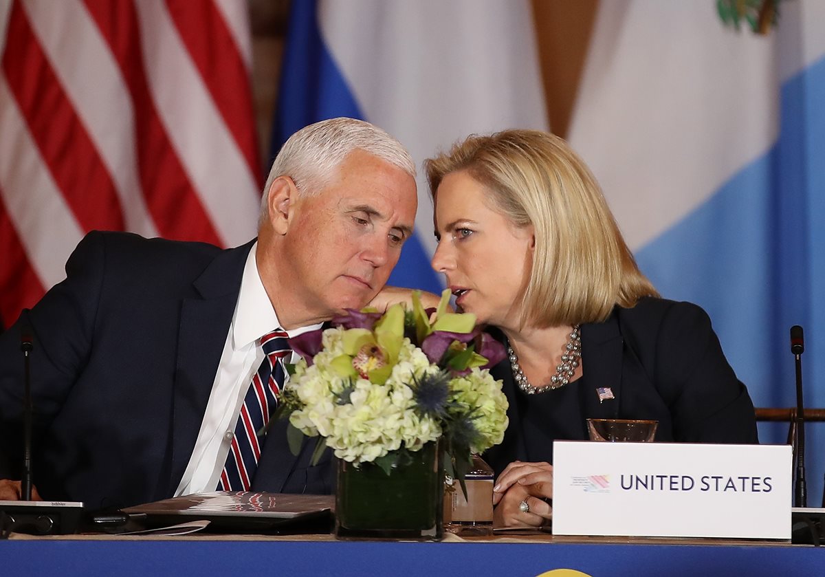 Mike Pence, vicepresidente de EE. UU., y Kirstjen Nielsen, secretaria de Seguridad Nacional de EE. UU., ayer jueves, en reunión con representantes de Triángulo Centroamericano. (Foto Prensa Libre: Hemeroteca PL)