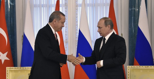 Vladimir Putin (d) saluda a Recep Tayyip Erdogan, durante su conferencia de prensa. (Foto Prensa Libre: AFP)