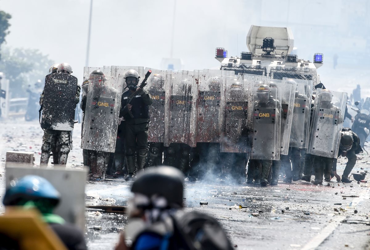Excremento, pintura y otros materiales fueron lanzados contra la Policía. (Foto Prensa Libre: AFP)