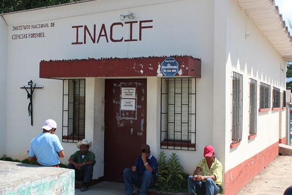 Las autoridades investigan las dos muertes registradas en Chiquimula. (Foto Prensa Libre: Edwin Paxtor).