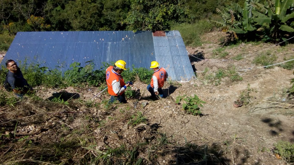 Personal de la Conred efectúa un recorrido por el barranco aledaño a la colonia Santa Fe, zona 13, donde los vecinos reportan retumbos. (Foto Prensa Libre: Érick Ávila)