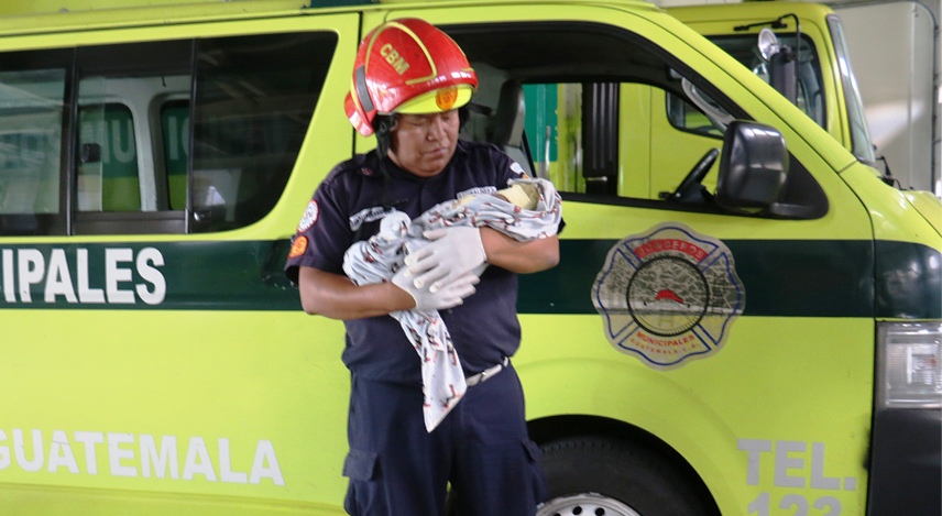 Bomberos Municipales rescataron a una recién nacida abandonada en la zona 13. (Foto Prensa Libre: Bomberos Municipales)