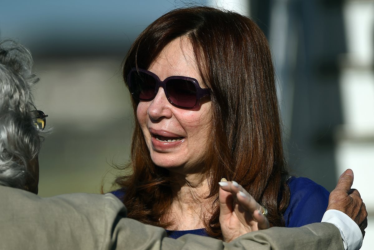 Una delegación recibió a Fernández en aeropuerto de La Habana. (Foto Prensa Libre: AFP)