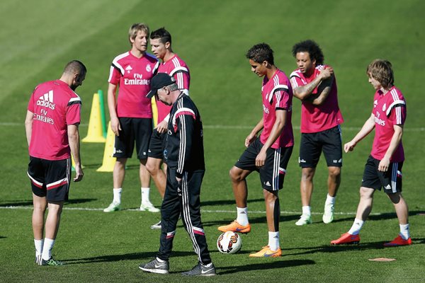 El entrenador del Real Madrid, el italiano Carlo Ancelotti (c), durante el entrenamiento realizado por su equipo hoy en la Ciudad Deportiva de Valdebebas. (Foto Prensa Libre: EFE).